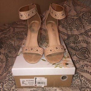 Super cute women’s buckle heels size 7.5!